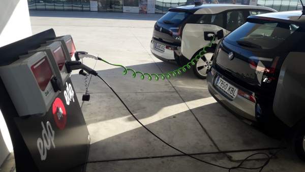 Coche eléctrico. Recarga coche eléctrico. Coche eléctrico. Recarga coche eléctrico.