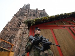 Soldado Operación Centinela monta guardia en el lugar del atentado de Estrasburgo