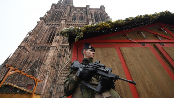 Soldado Operación Centinela monta guardia en el lugar del atentado de Estrasburgo Soldado Operación Centinela monta guardia en el lugar del atentado de Estrasburgo
