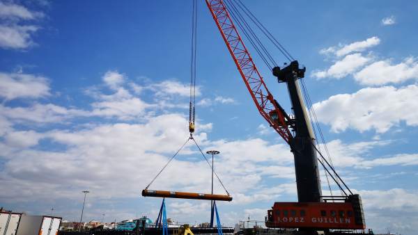 Labores de estiba en el puerto de Almería Labores de estiba en el puerto de Almería