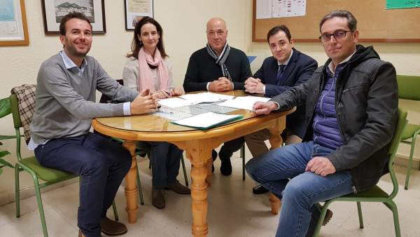 López (segundo por la dcha.) y Ruiz (centro) en el CEIP Fuente del Moral López (segundo por la dcha.) y Ruiz (centro) en el CEIP Fuente del Moral