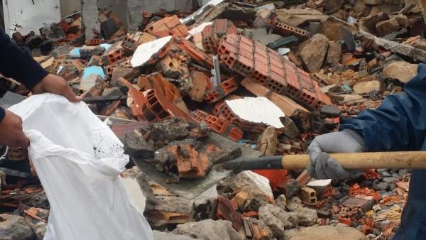 Escombros en la zona cero de la explosión en el barrio de Paramos. Escombros en la zona cero de la explosión en el barrio de Paramos.