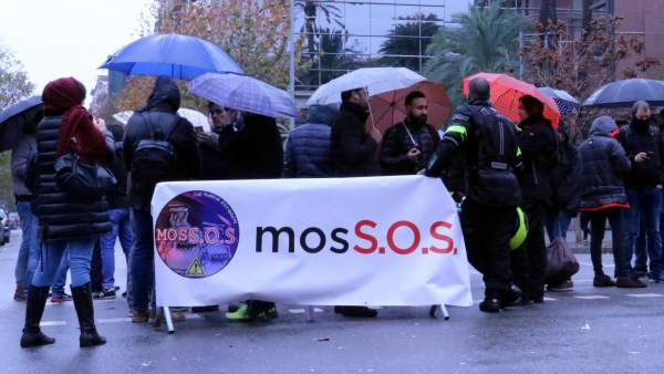 Decenas de mossos cortan el Passeig de Sant Joan delante del Departament d'Interior. Decenas de mossos cortan el Passeig de Sant Joan delante del Departament d'Interior.