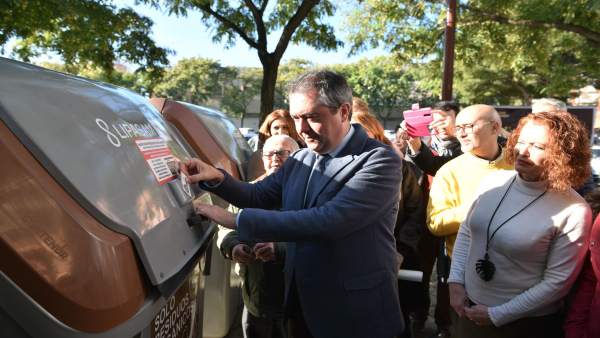 Espadas presenta los nuevos contenedores para biorresiduos en Sevilla Este Espadas presenta los nuevos contenedores para biorresiduos en Sevilla Este