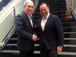 Michael Golden y Fernando de Yarza López-Madrazo en la Junta General de WAN-IFRA, en Amsterdam.