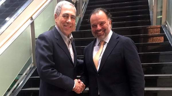 Michael Golden y Fernando de Yarza López-Madrazo en la Junta General de WAN-IFRA, en Amsterdam. Michael Golden y Fernando de Yarza López-Madrazo en la Junta General de WAN-IFRA, en Amsterdam.
