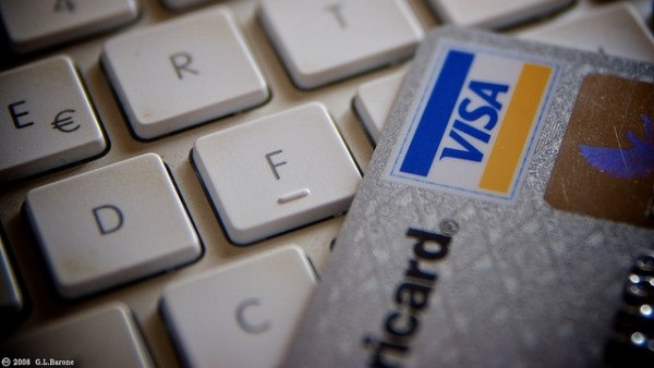 Teclado de ordenador junto a una Tarjeta Visa Teclado de ordenador junto a una Tarjeta Visa