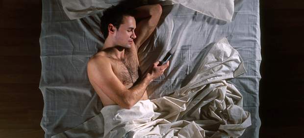 Hombre en la cama
