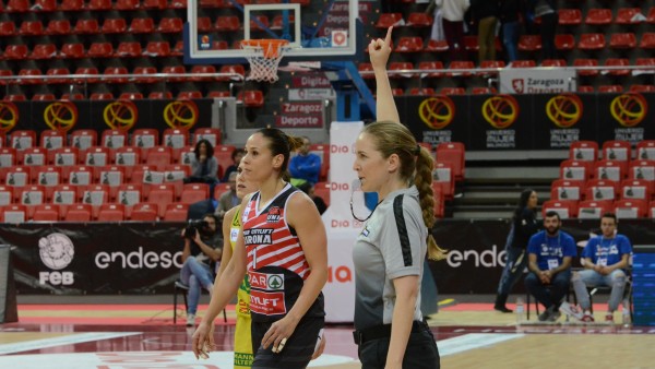 La árbitra Asunción Langa en un partido La árbitra Asunción Langa en un partido