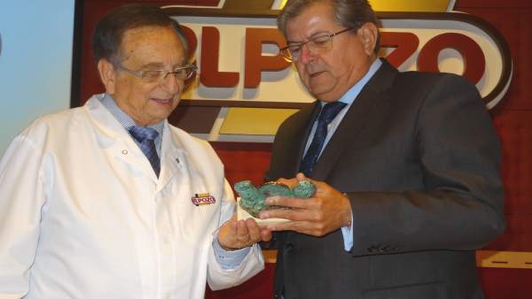 Tomás Fuertes recibiendo el galardón Tomás Fuertes recibiendo el galardón