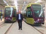 El alcalde, delante de los vagones del tranvía