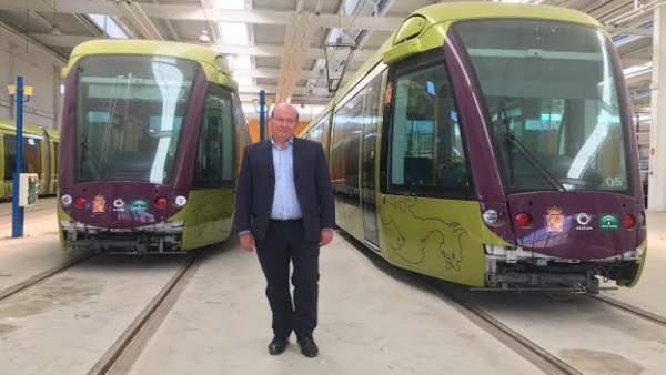 El alcalde, delante de los vagones del tranvía El alcalde, delante de los vagones del tranvía
