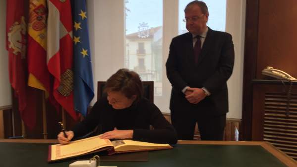 León.- Carmen Moriyón firma en el libro de la ciudad en presencia de Silván León.- Carmen Moriyón firma en el libro de la ciudad en presencia de Silván