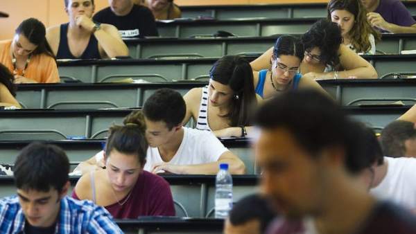 Estudiantes en clase. Estudiantes en clase.