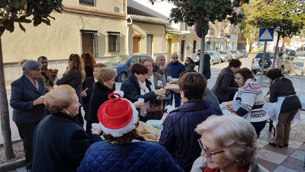 Vecinas de Cúllar Vega venden dulces Vecinas de Cúllar Vega venden dulces