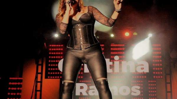 La cantante canaria Cristina Ramos durante una actuación La cantante canaria Cristina Ramos durante una actuación