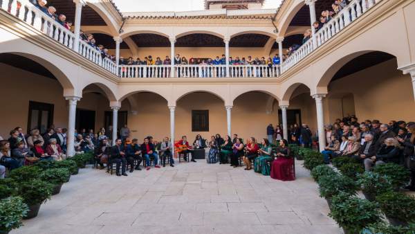 El grupo Toma Castaña junto a visitantes en el Museo Picasso El grupo Toma Castaña junto a visitantes en el Museo Picasso