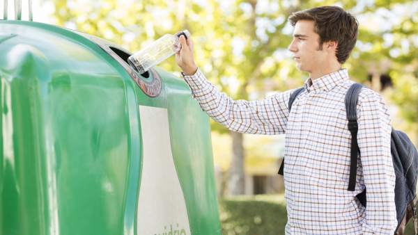 Reciclaje de vidrio en el contenedor verde Reciclaje de vidrio en el contenedor verde