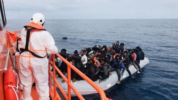 Rescate de una patera por Salvamento Marítimo Rescate de una patera por Salvamento Marítimo