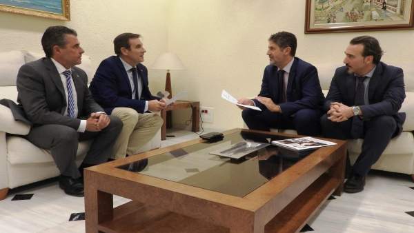 Firma acuerdo de colaboración de la Fundación Cajasur y Agrupación de Cofradías Firma acuerdo de colaboración de la Fundación Cajasur y Agrupación de Cofradías
