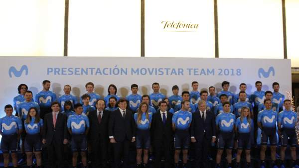 Los equipos Movistar Team posan en su presentación Los equipos Movistar Team posan en su presentación