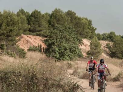 Dos ciclistas en ruta