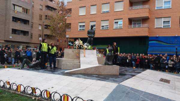 Ofrenda floral en monolito por las víctimas del atentado en la Casa Cuartel Ofrenda floral en monolito por las víctimas del atentado en la Casa Cuartel