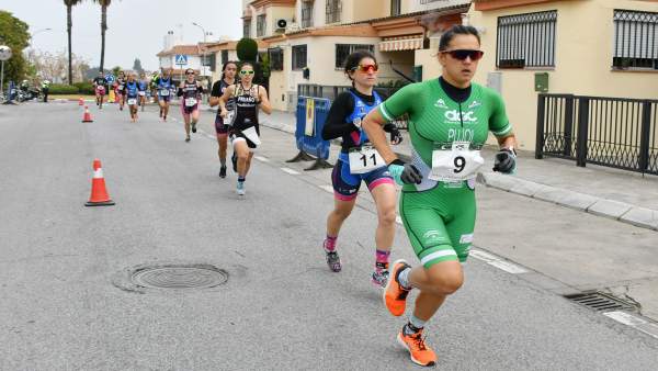 Atletas en el VI Duatlón Cros Ciudad de Tomares Atletas en el VI Duatlón Cros Ciudad de Tomares