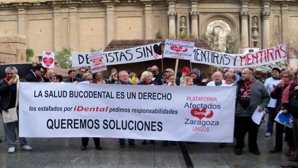 Afectados de iDental realizan una performance en la Plaza del Pilar Afectados de iDental realizan una performance en la Plaza del Pilar