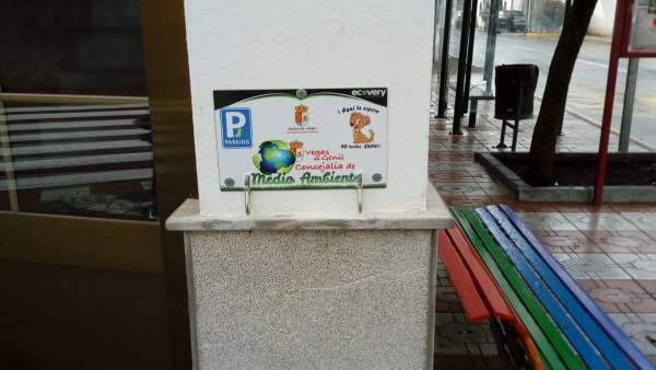 Vegas del Genil instala ganchos para que las mascotas esperen Vegas del Genil instala ganchos para que las mascotas esperen