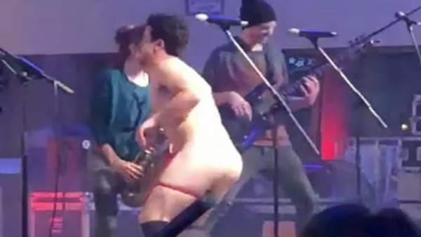 El cantante del grupo Pepet i Marieta se desnuda en la Plaça Major de Castelló El cantante del grupo Pepet i Marieta se desnuda en la Plaça Major de Castelló