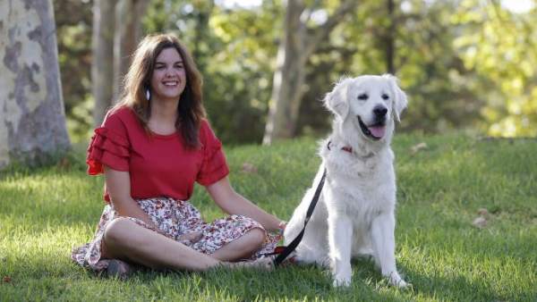 Sandra Gómez, con su perro Pep. Sandra Gómez, con su perro Pep.