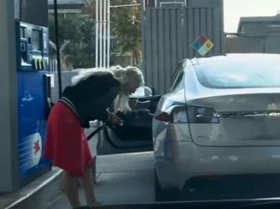 Mujer intenta echar gasolina a un Tesla