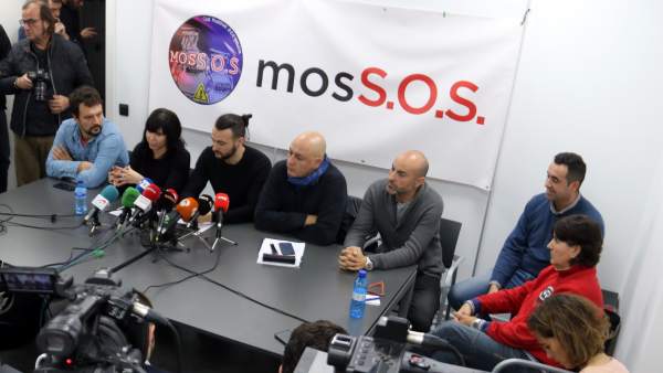 Plano general de la rueda de prensa de representantes sindicales y del movimiento MosSOS en la sede de Fepol para explicar en qué punto se encuentran las negociaciones laborales y las próximas movilizaciones de los agentes. Plano general de la rueda de prensa de representantes sindicales y del movimiento MosSOS en la sede de Fepol para explicar en qué punto se encuentran las negociaciones laborales y las próximas movilizaciones de los agentes.