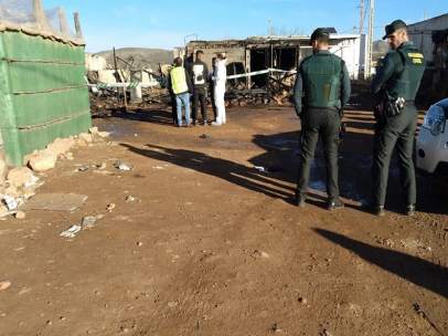 Agentes vigilan la zona donde se ha producido el incendio en Níjar