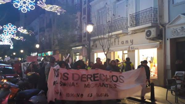 Manifestantes a la altura de Russafa Manifestantes a la altura de Russafa