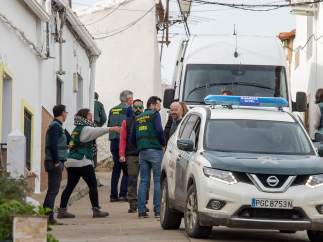 La Guardia Civil se traslada a la calle donde vivía Laura Luelmo en El Campillo