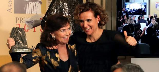 Carmen Calvo y Dolors Montserrat en los premios de los periodistas parlamentarios