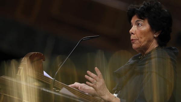 Isabel Celaá en la sesión de control Isabel Celaá en la sesión de control