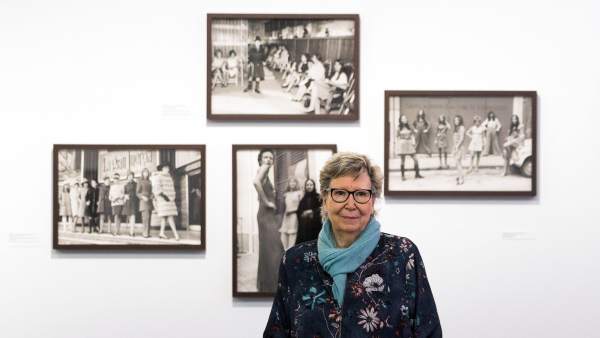 Joana Biarnés, delante de varias de sus fotografías Joana Biarnés, delante de varias de sus fotografías