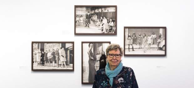 Joana Biarnés, delante de varias de sus fotografías