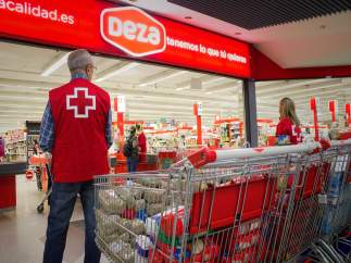 Miembros de Cruz Roja frente a un supermercado Deza