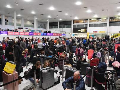 Gatwick, durante el cierre por el sobrevuelo de drones