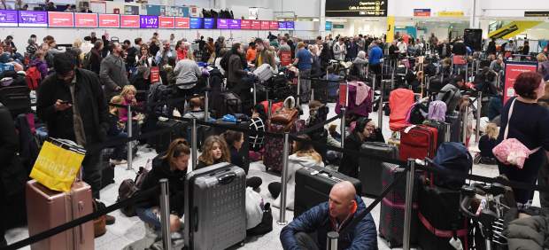 Gatwick, durante el cierre por el sobrevuelo de drones