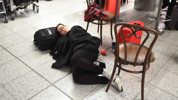 Una joven, durmiendo en el aeropuerto de Gatwick, cerrado por dos drones Una joven, durmiendo en el aeropuerto de Gatwick, cerrado por dos drones