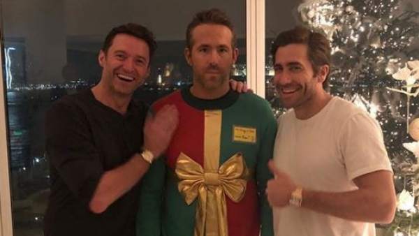 Hugh Jackman y Jace Gyllenhaal le gastan una broma a Ryan Reynolds Hugh Jackman y Jace Gyllenhaal le gastan una broma a Ryan Reynolds