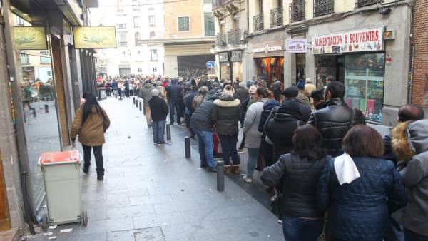 Cola para comprar lotería de Navidad en doña Manolita en Madrid Cola para comprar lotería de Navidad en doña Manolita en Madrid