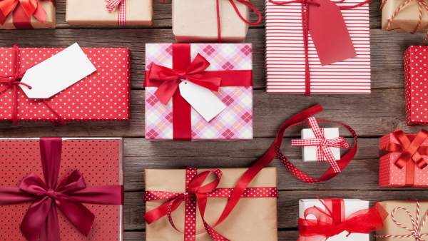 La compra de regalos caros relacionada con la presión social. La compra de regalos caros relacionada con la presión social.
