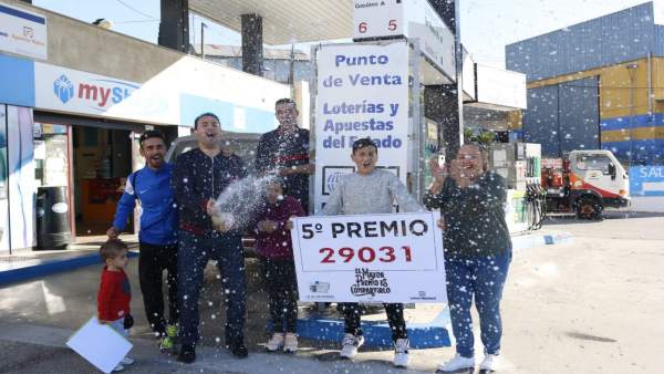 Los vendedores del quinto premio del Sorteo de Navidad de la gasolinera Tamoil Los vendedores del quinto premio del Sorteo de Navidad de la gasolinera Tamoil