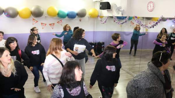 Un grupo de socias del club de danza de Cubelles (Barcelona) celebra con un baile haber repartido 25 décimos del segundo premio de la Lotería de Navidad. Un grupo de socias del club de danza de Cubelles (Barcelona) celebra con un baile haber repartido 25 décimos del segundo premio de la Lotería de Navidad.